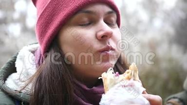 这个女孩正在吃一种美味多汁的甜甜圈，玩得很开心，体重增加了。 1920x1080。 全高清。 慢动作。
